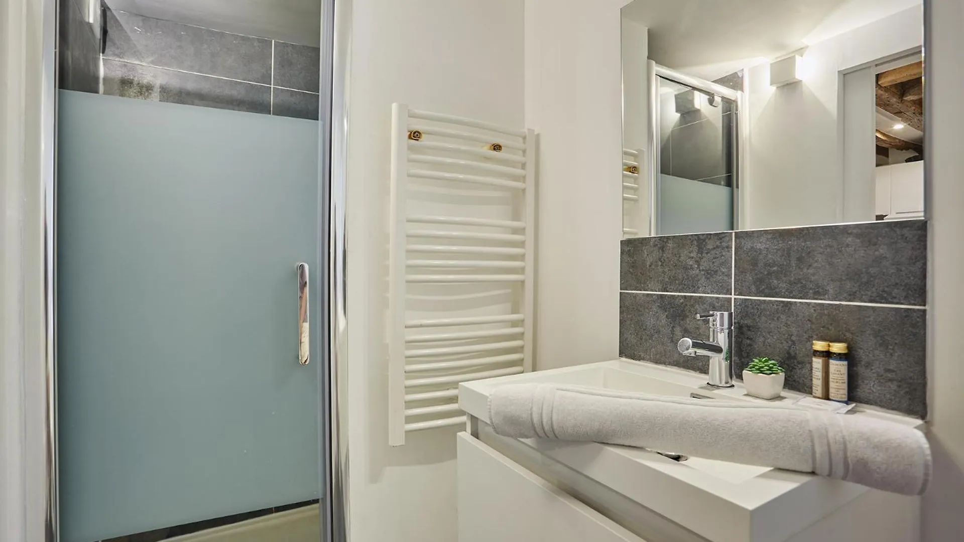 Charming Center Of By Prestige Apartment *